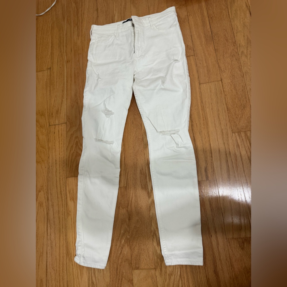 *NEVER WORN* white hollister jeans